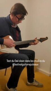 Au @festivalguitareputeaux tu peux venir tester du matos dans des studios mis à disposition.
Le visiteur est tombé sur moi dans le couloir et à testé ni une ni deux le Owl clean avec une superbe guitare de chez @cfguitarsfr 🤯
Bref pour les amoureux du beau matos il vous reste demain pour venir tester mes pédales et amplis dans des conditions top !
#mccolsoncustom #tubeamp #electronics #guitar #music #festivalguitareputeaux