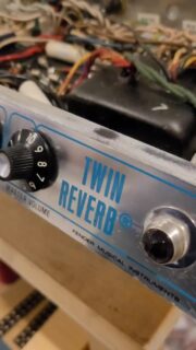 Fender Twin reverb 1976 à l'atelier cette semaine !
Un monstre de 100w, qu'il va falloir restaurer avec soin.
#mccolsoncustom #tubeamp #electronics #guitar #music #fender