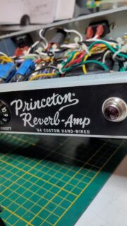 Part 1. Recap job sur un Princeton Reverb-Amp.
L'ampli est arrivé à l'atelier avec un buzz de 100Hz caractéristique.
#mccolsoncustom #tubeamp #electronics #guitar #repair fender