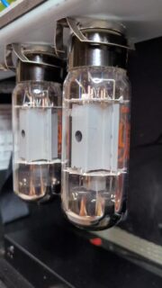 😵‍💫 Problème de switching sur ce Fender hotrod IV
On en a profité pour changer les condos d'alimentation, les résistances et les zener, histoire de fiabiliser l'ampli avant que le pcb commence à brunir irrémédiablement.
#mccolsoncustom #tubeamp #electronics #guitar #repair