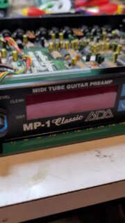Réparation des pistes du PCB sur ce preampli ADA MP 1.
Les pistes très fragiles s'étaient décollées au niveau d'un condensateur d'alimentation.
#mccolsoncustom #adamp1 #electronics #tubeamp