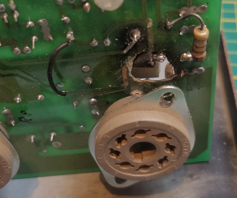Trou dans le PCB JCM2000 DSL100